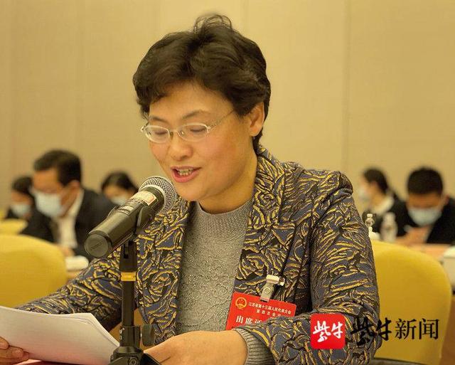 搶抓南通新機場建設的重大機遇，創(chuàng)建空港型自由貿(mào)易聯(lián)動創(chuàng)新發(fā)展區(qū)，成為撬動南通世界級家紡產(chǎn)業(yè)集群的新支點